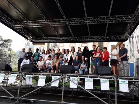 Foto di gruppo della cerimonia di consegna della Costituzione a neo-diciottenni di Lecco