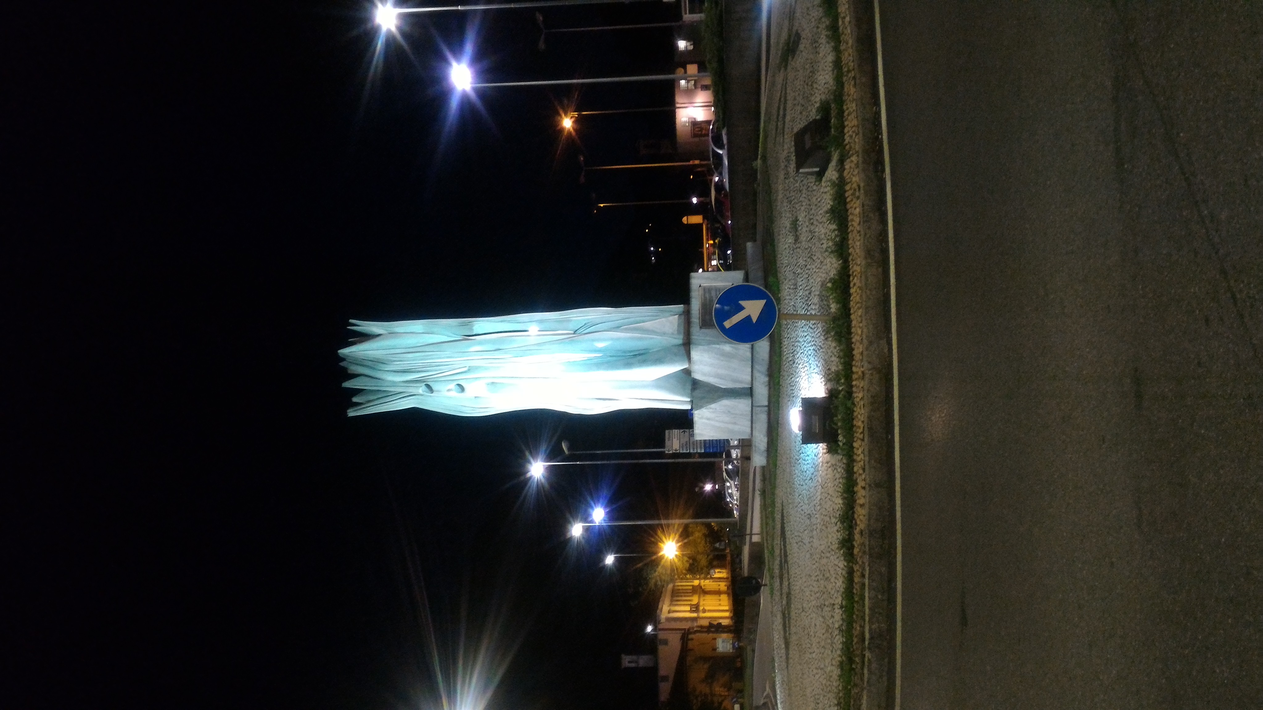 Monumento ai Caduti sul lavoro illuminato di azzurro - Lecco, Largo Caleotto 