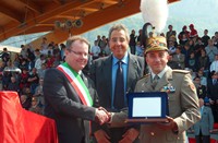 Il sindaco Virginio Brivio, in presenza del prefetto Marco Valentini, consegna la cittadinanza onoraria al 76° comandante colonnello Valentino De Simone - apre foto grande