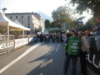 105° giro di Lombardia 2011 - fotografi e spettatori all'arrivo - apre foto grande