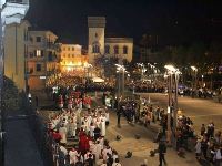 Un momento della via Crucis in piazza Cermenati, Lecco - apre foto grande