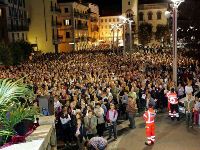 I numerosi partecipanti alla celebrazione della via Crucis in piazza Cermenati, Lecco - apre foto grande