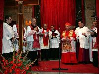 Il cardinale Dionigi Tettamanzi durante la celebrazione della via Crucis - apre foto grande