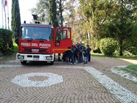 I bambini visitano un camion dei pompieri - apre foto grande