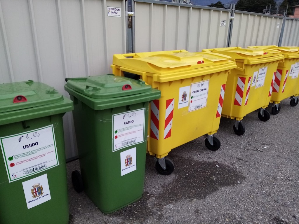 i contenitori per la raccolta differenziata dei rifiuti al mercato cittadino di Lecco