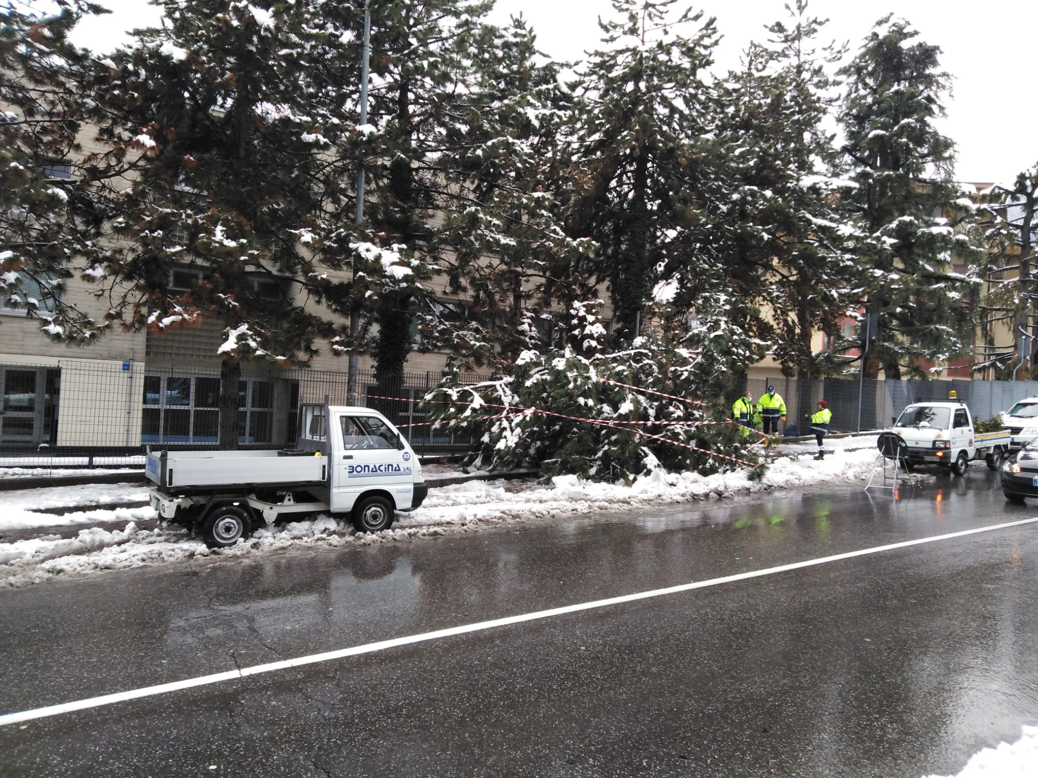 Volontari impiegati nell'attività di sgombro neve