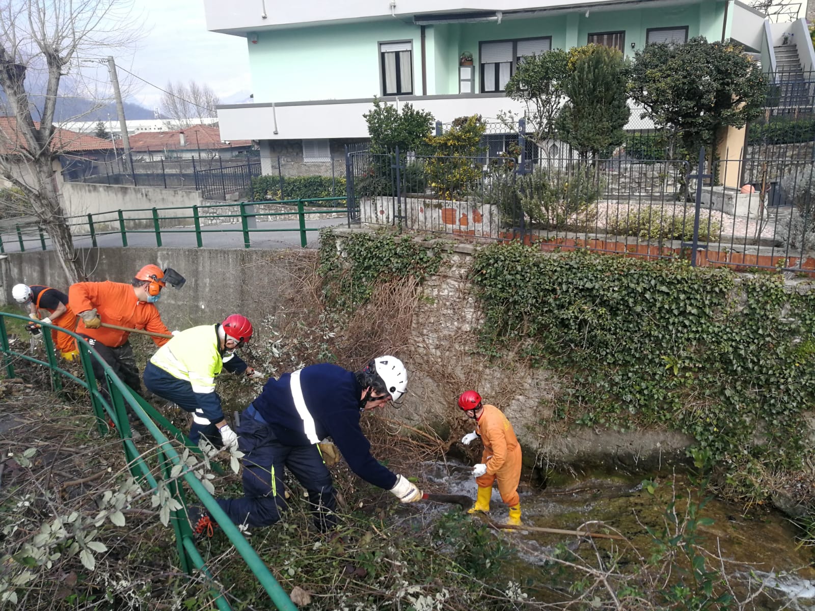 Volontari impiegati nell'attività di taglio vegetazione