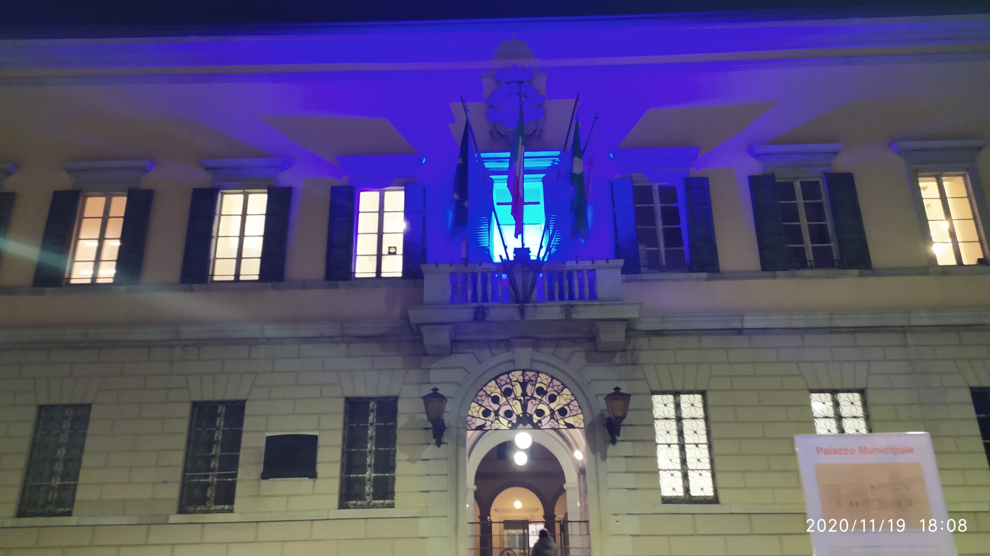 Il Palazzo comunale di Lecco illuminato di blu per la Giornata mondiale sui diritti dell'infanzia e dell'adolescenza - 19 e 20 novembre 2020