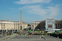 Veduta di piazza San Pietro gremita di volontari - apre foto grande