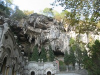 Grotte che circondano il cimitero di Laorca - apre foto grande